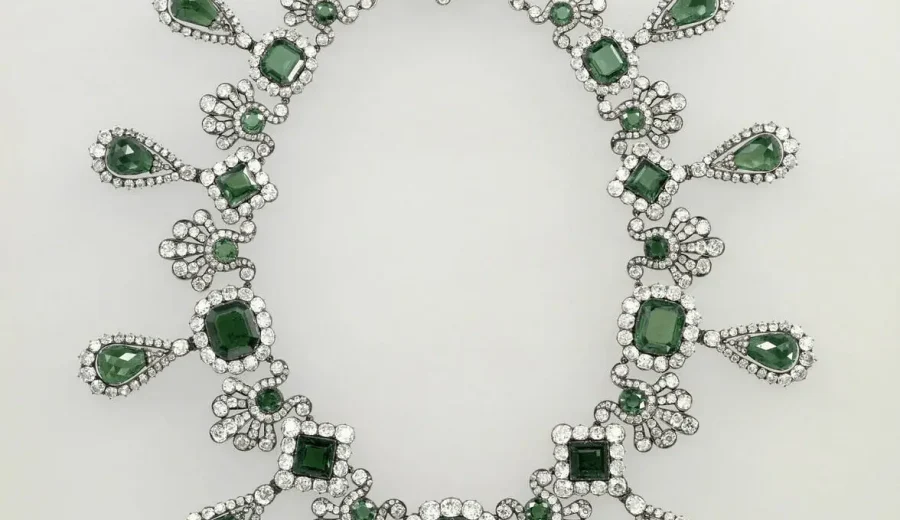 Parure de l'imperatrice Marie-Louise, musée du Louvre, Paris France