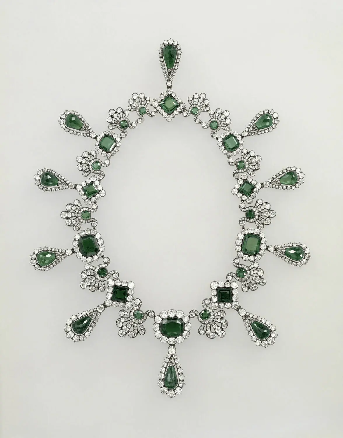 Parure de l'imperatrice Marie-Louise, musée du Louvre, Paris France